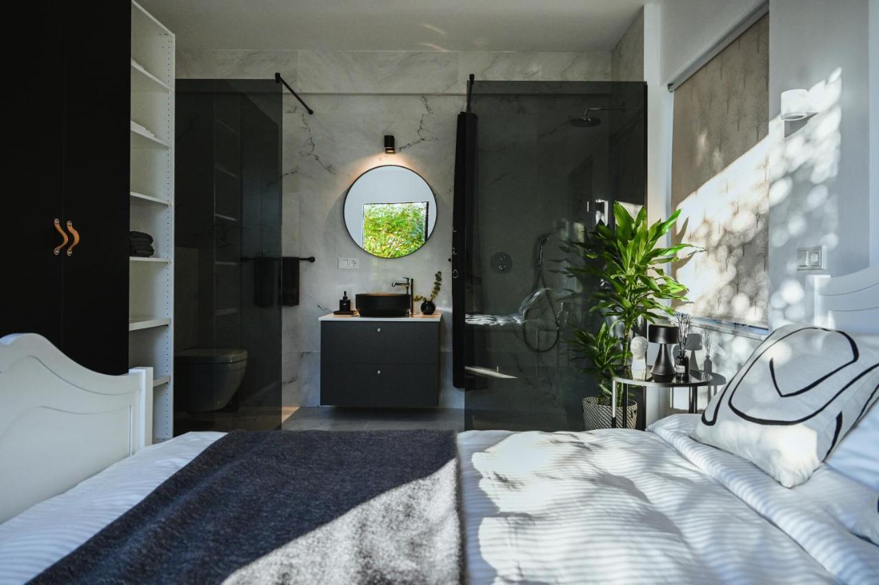 Alka - Cozy Room By The Sea With Private Hot Tub Njarthvik Dış mekan fotoğraf