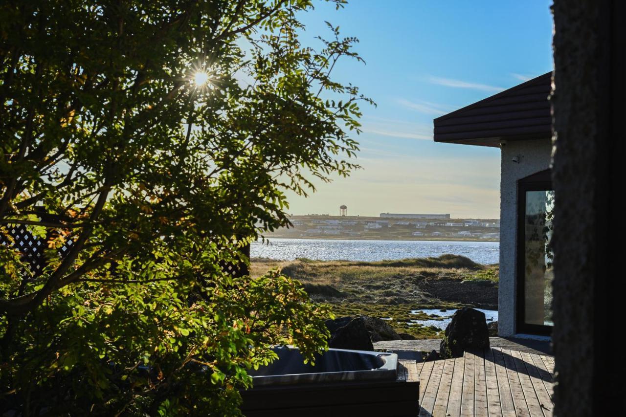 Alka - Cozy Room By The Sea With Private Hot Tub Njarthvik Dış mekan fotoğraf