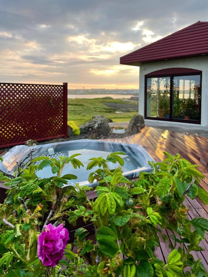 Alka - Cozy Room By The Sea With Private Hot Tub Njarthvik Dış mekan fotoğraf